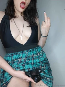 Hi little whores who wants to play with mommy try to get my attention