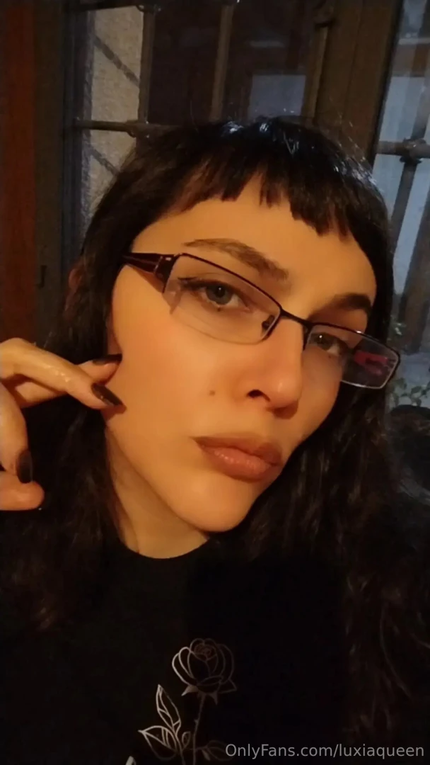 Free task wear your favorite outfit and pose for me i want pictures 