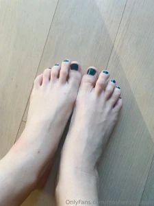 New color pedicure feet
