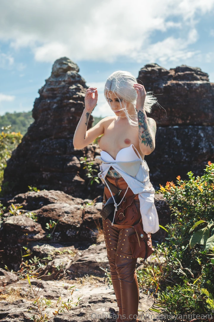 Like if you want to undress ciri too hot here please make me undressed 