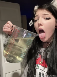 Lotta pee from this girl pee piss peefetish pissgirl