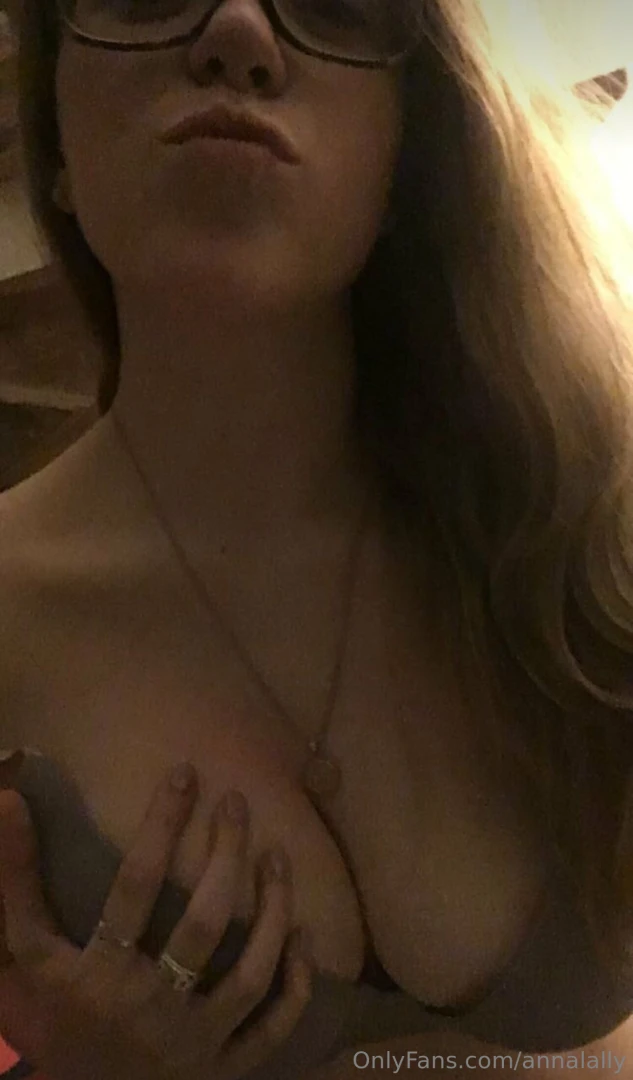 Check your dms at 10 00pm est love playing with my big boobies 