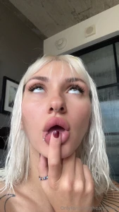 Woke up feeling sexy as hell someone tell me im pretty