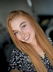 Scrolling cute girl lilyyrosse loves playing with her pussy she looks part 14