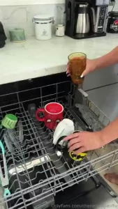 Tired of getting water everywhere when you pull your coffee mugs out