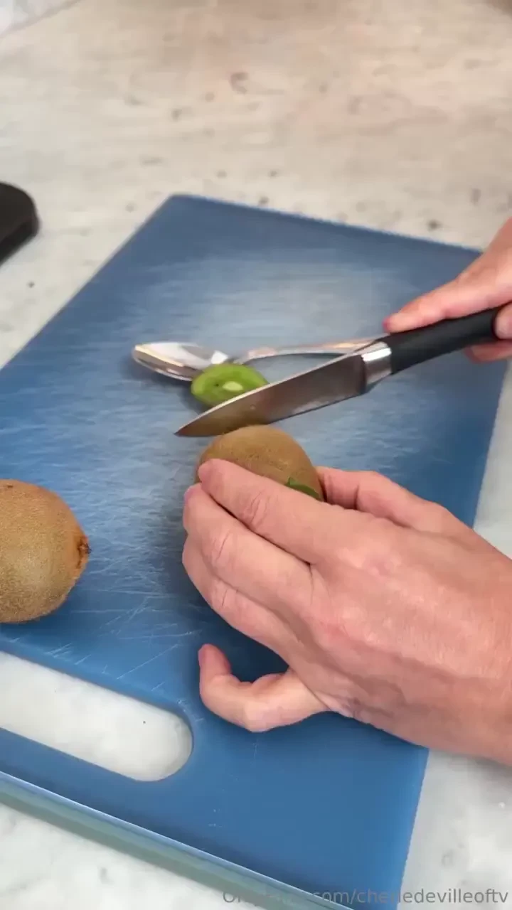 Need an easy way to peel a kiwi the internets stepmom has a trick for 