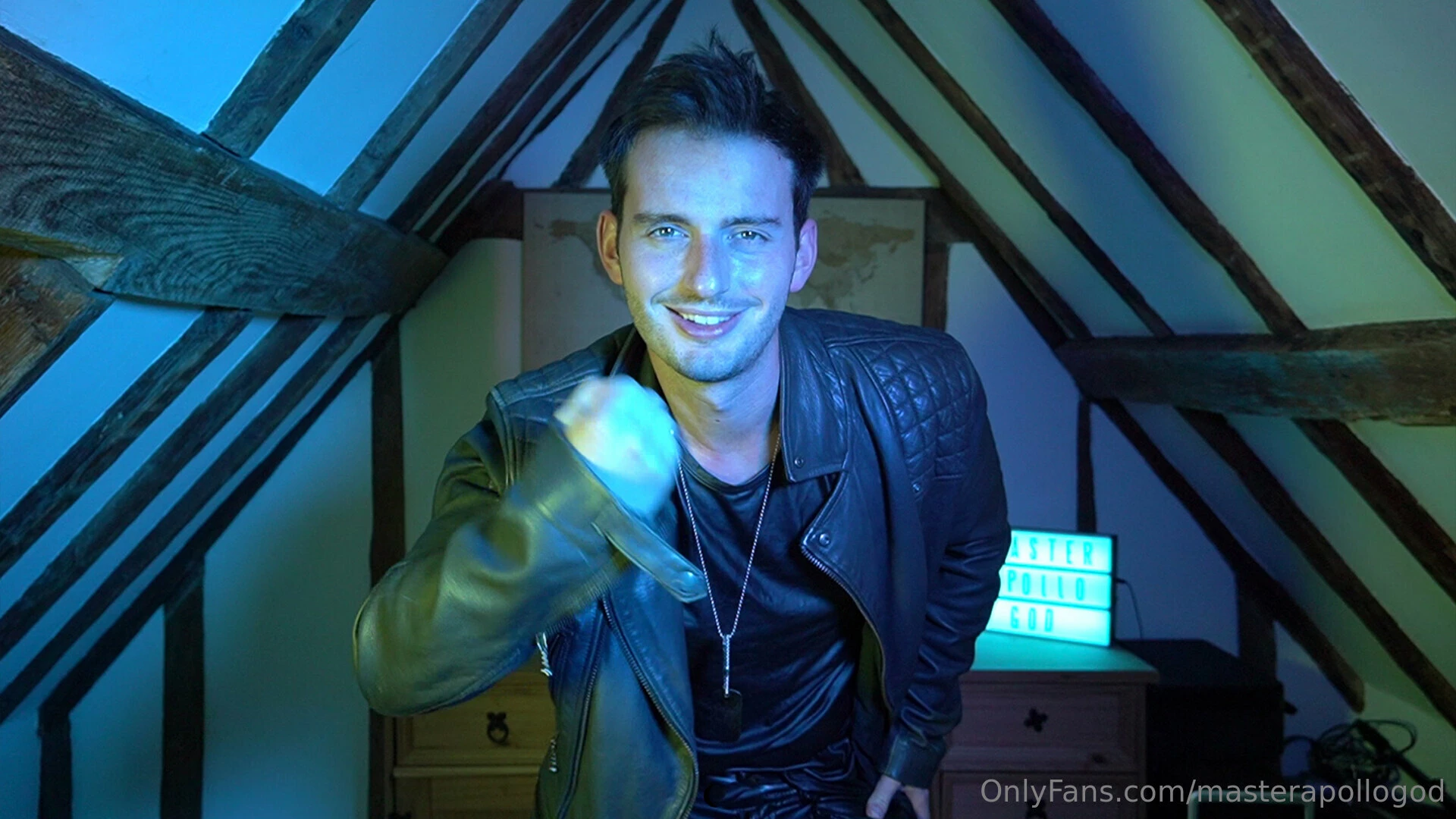 My leather gets you so horny now start stroking 