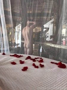 Cheeky ass nude muscle lifestyle pic