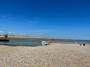 The weather in the uk is scorchio so i decided to take a trip to the part 1