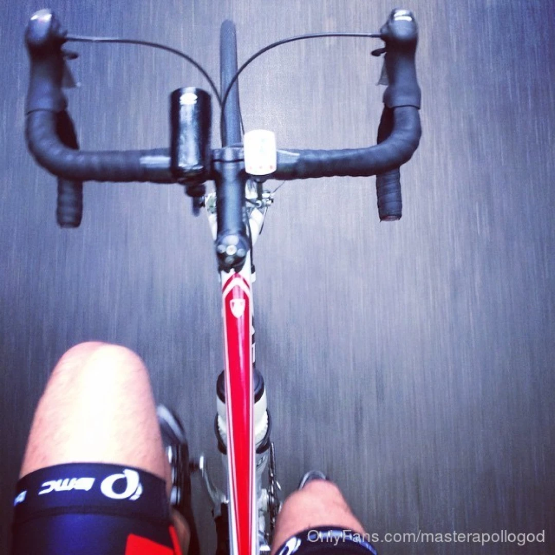 Look ma no hands spandex lycra cycling lifestyle pic 