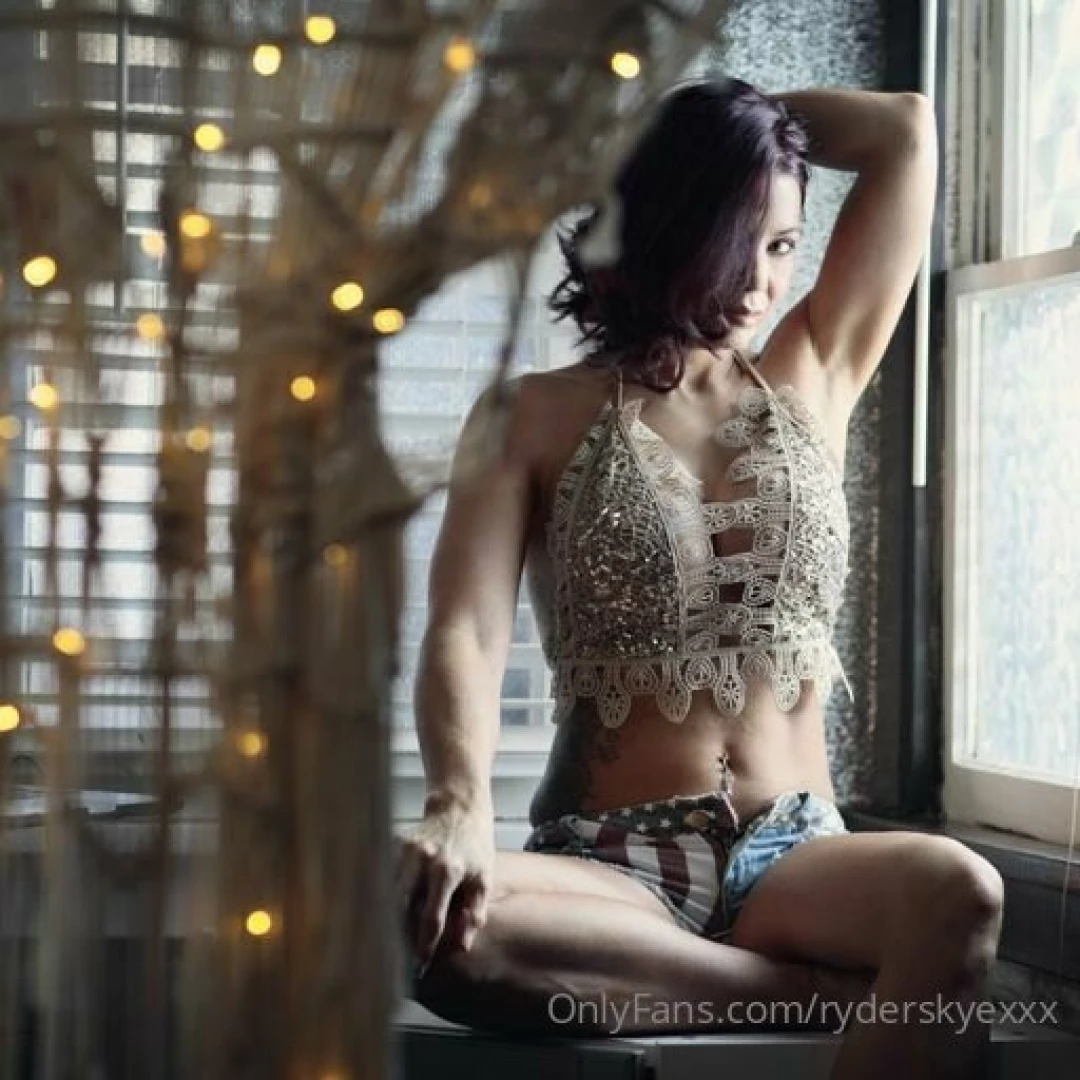 You know what you look really beautiful in my arms 