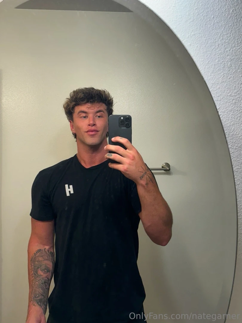 Who s in the mood for a nude dm me and let s chat 