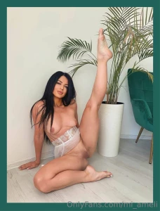 Free for first 10 subs this flexy_queen spread her legs just to part 30