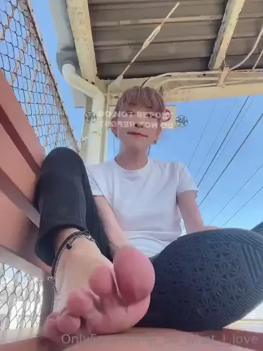 Day 5 i think i don t sweat my feet much tho 