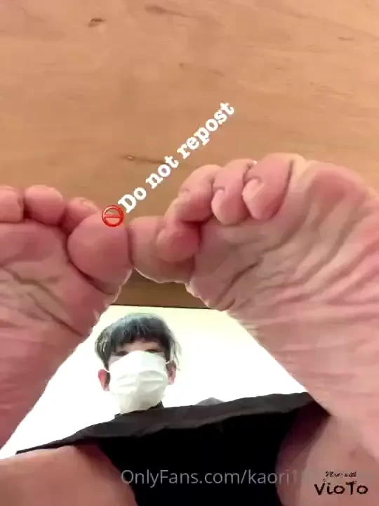 Omg i m having thick lint between toes atwork underthedesk 