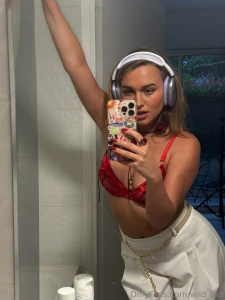 Birds are singing the sun is out and i m in the mood to chat who s up