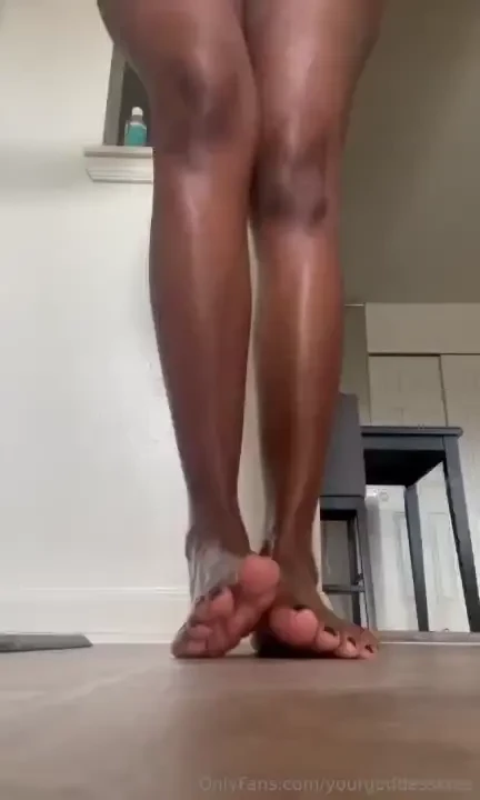 Goon over my oily black toes 