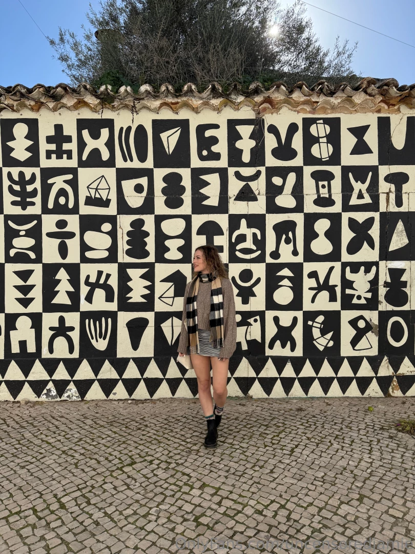 Hello from a new spot in portugal i liked this pretty wall 