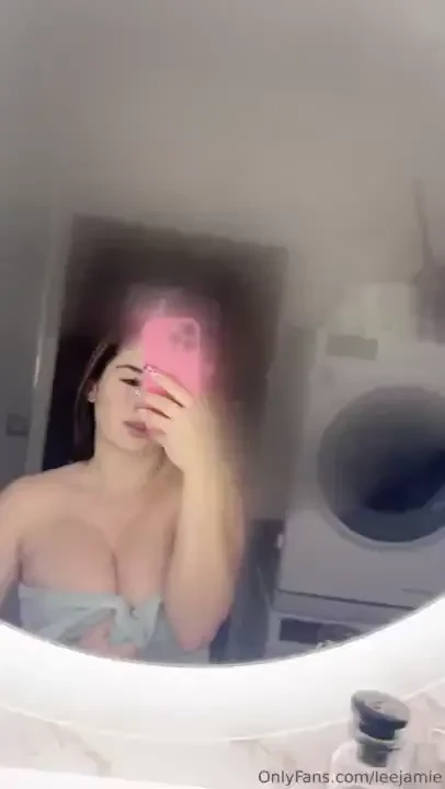 Send me a dm if you want to see whats underneath the towel 