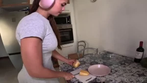 Mi offre la sua sborra su un cucchiaio mentre preparo la cena