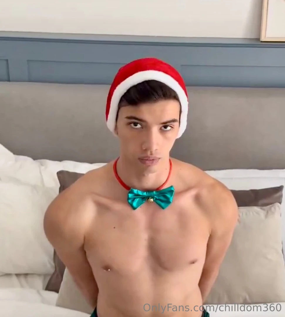 This dirty little christmas elf elchinomedina deserves to be punished 