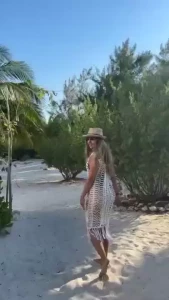 Do u wanna walk with me in the beach i can show you beautiful places