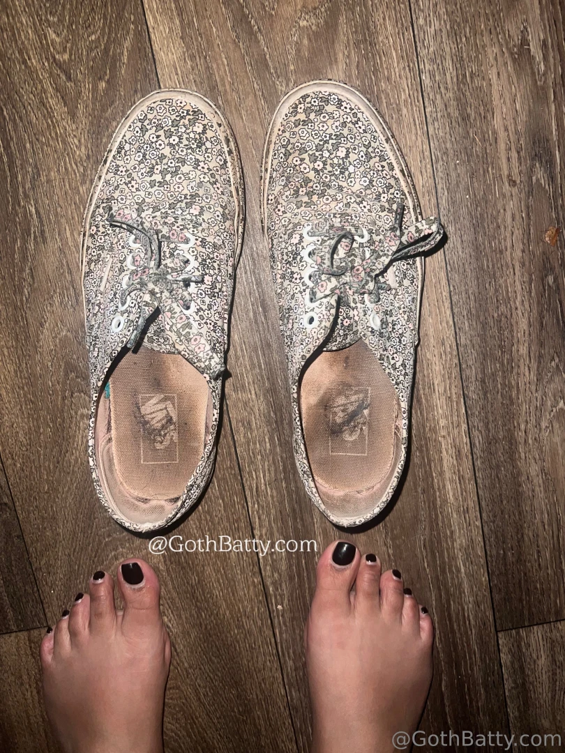 I can wait to rub my sweaty smelly feet all over his face and mouth 