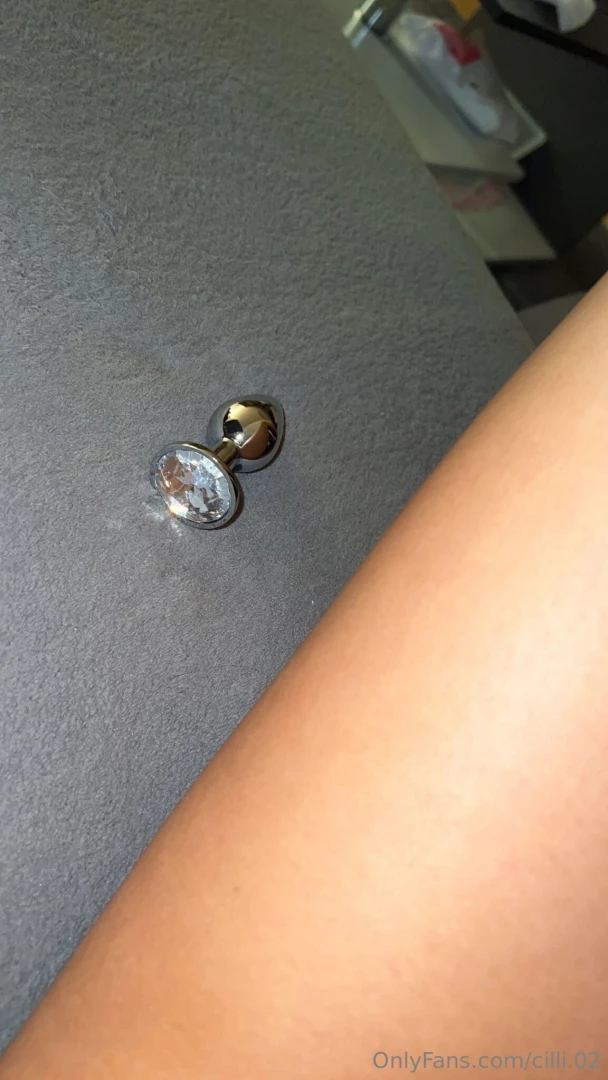 Darf ich dir mal meine dunkle seite zeigen mit analplug handschellen 