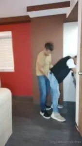 Lo vi lav ndose las manos vi su deli q lo no aguante las ganas de