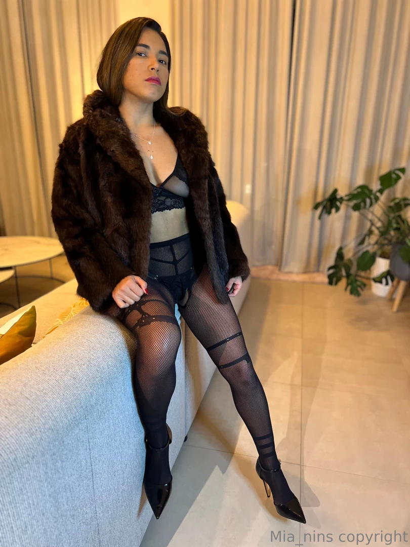 Can you help me take off my coat 