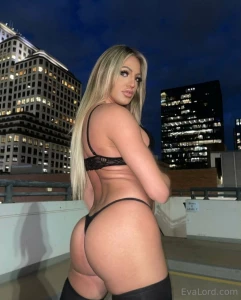 Theeveemarie loves to stroke her hard cock and shoot everywhere