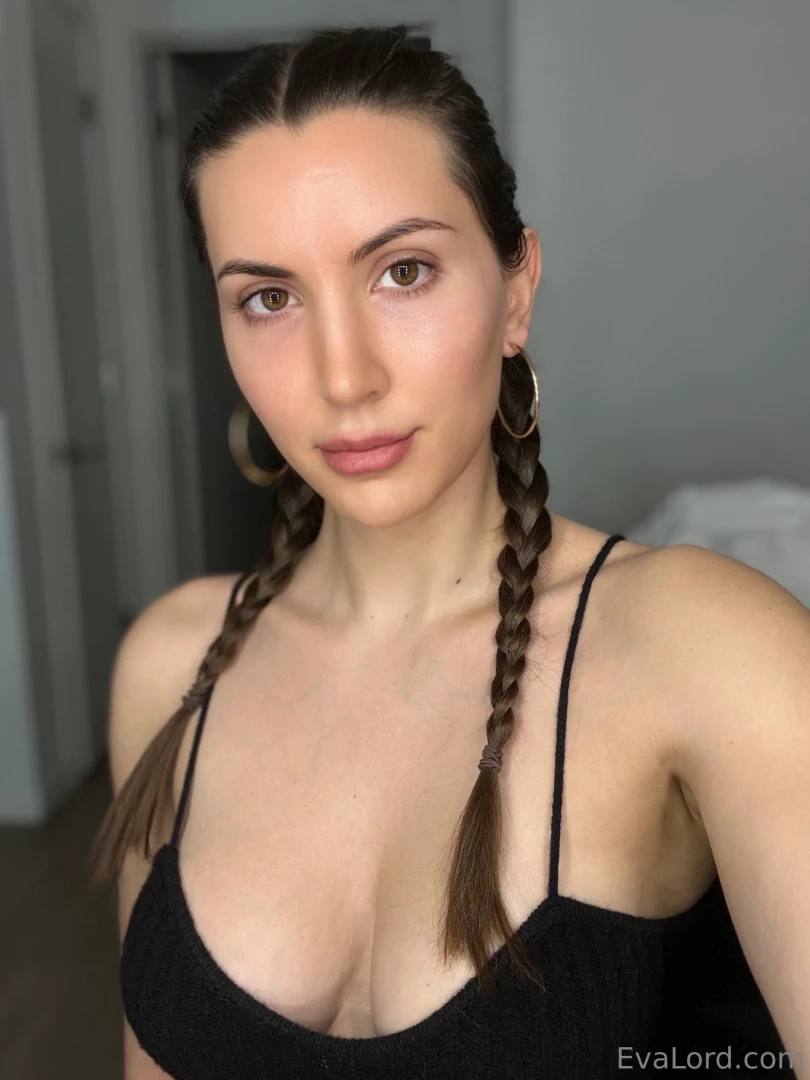 Natural or glam makeup which do you prefer 
