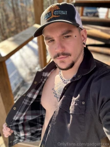 Hold on tight to me lil bro i ll keep you warm