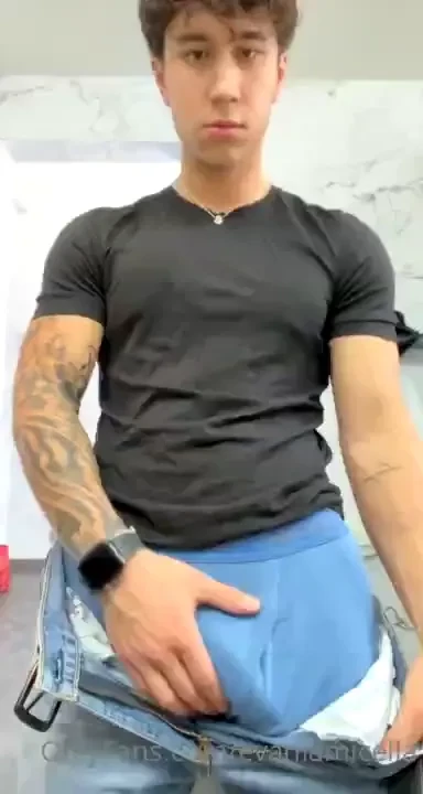 My cock looks good in these jeans 