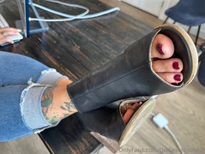 Working right through my lunch break today so i can head home early part 3