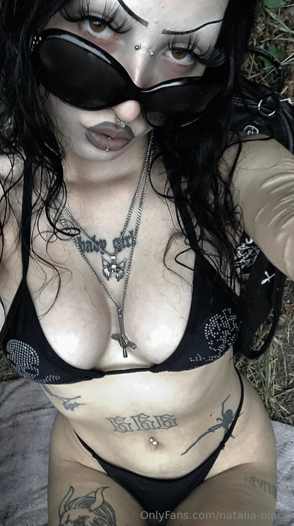 Sitze im bikini am see mir ist hei und langweilig schreib mir doch 