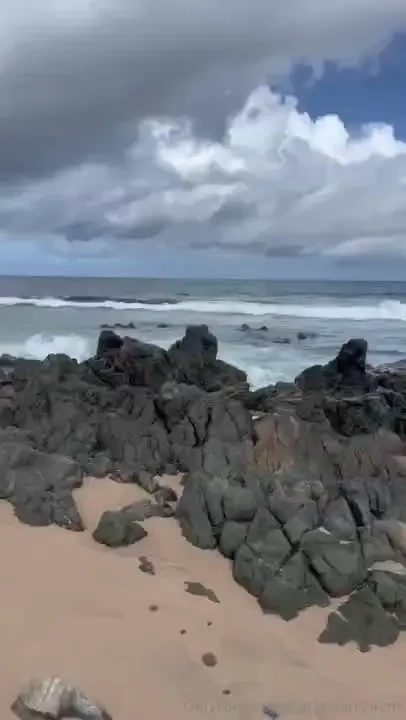 Dois dotados arrombado a putinha novinha na praia 