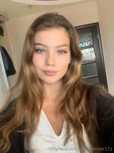 Tell me if you saw such a cute babe on the street with minimal makeup