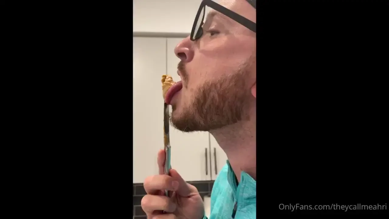 How to make a peanut butter sandwich 