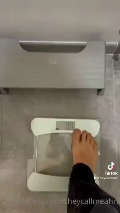 Weighing myself before and after a blowjob ya freaks 