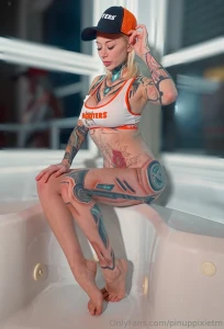 Welcome to hooters what can i get you part 1