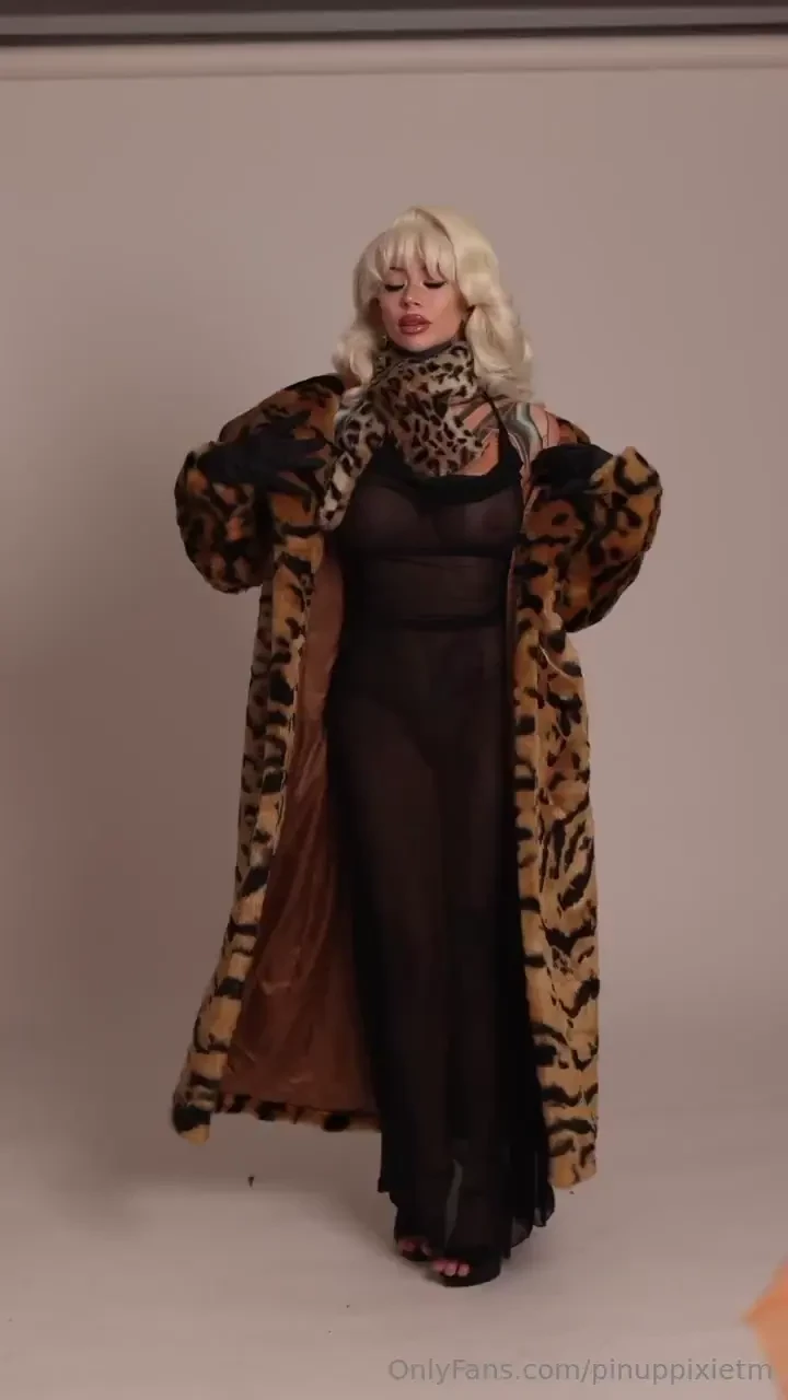 It s giving mob wife 