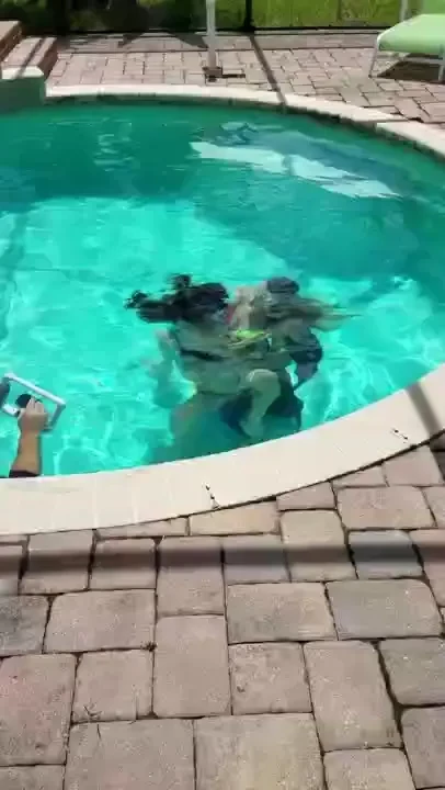 Just a little behindthescenes bts of a custom underwater shoot today 