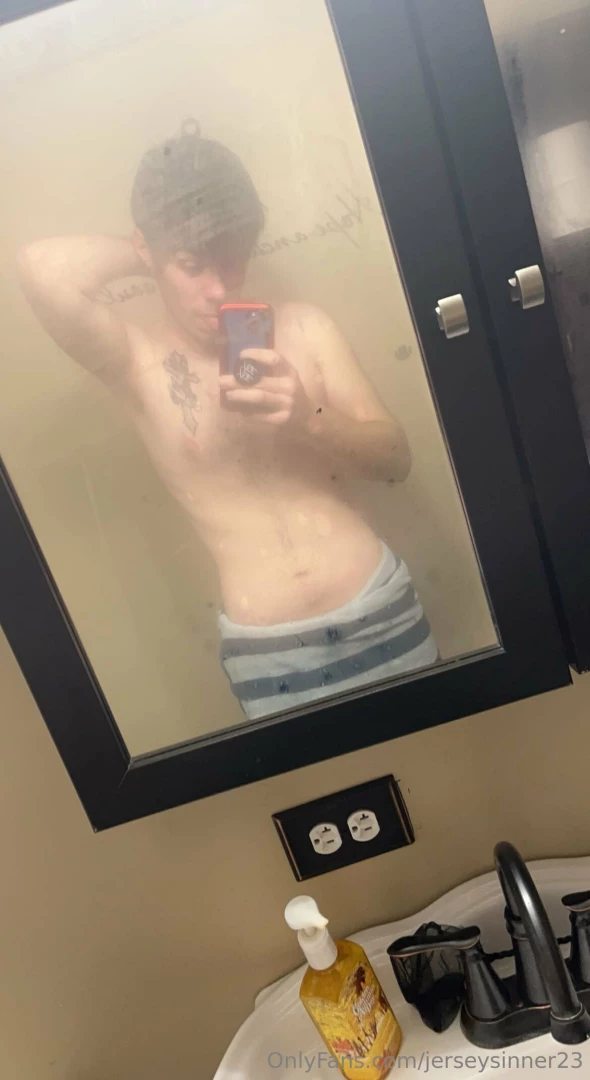 Home alone tonight tip me to make the towel drop my cock is craving to 