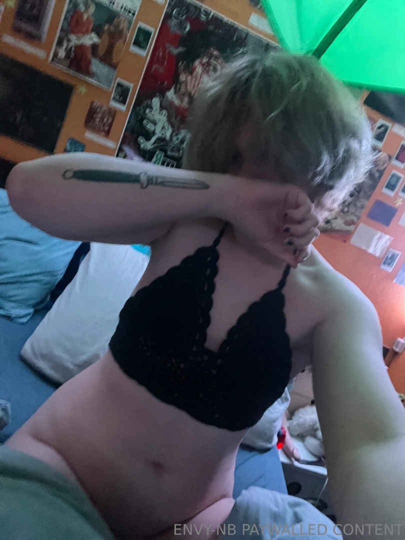 Pov ur boywife is waiting for u to come to bed 