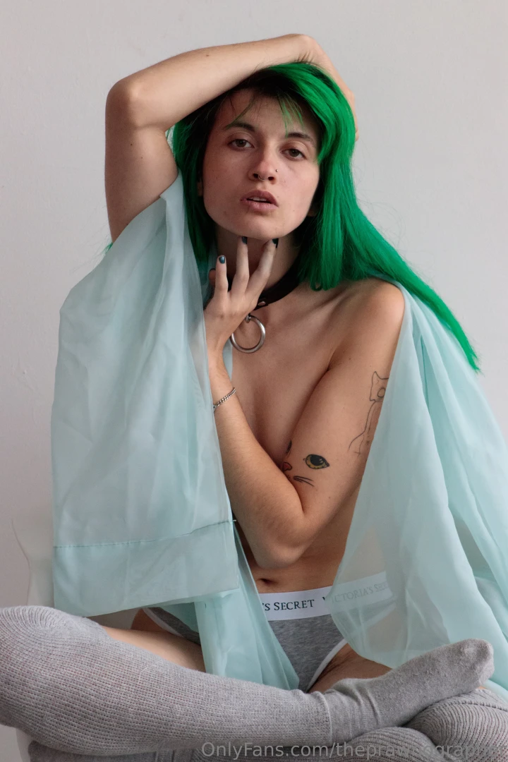 A soft and sensual shoot with faerieuphoria watch them undress for 