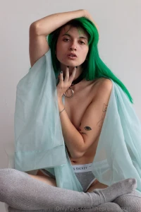 A soft and sensual shoot with faerieuphoria watch them undress for