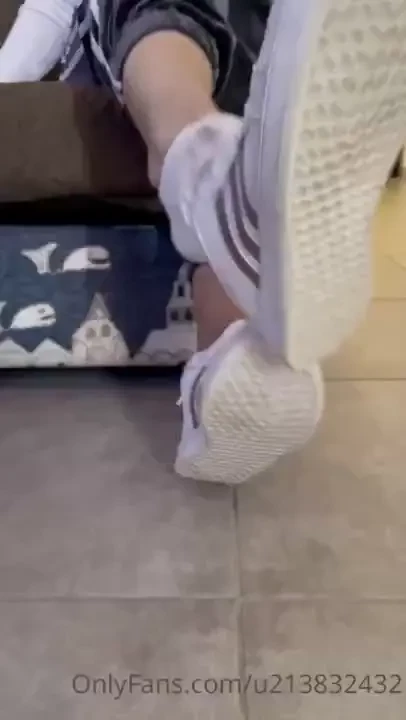 Chi viene a togliermi scarpa e calza 