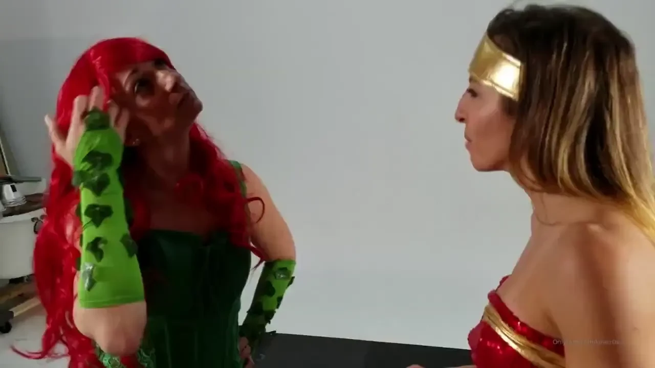 Wonder woman v poison ivy faceoff who will win haha let me know what y 