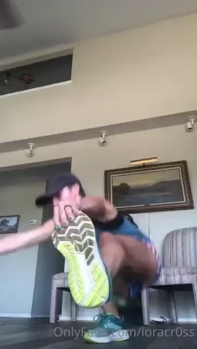 If anyone can do 2 pistols in a row on each leg- they get a free 